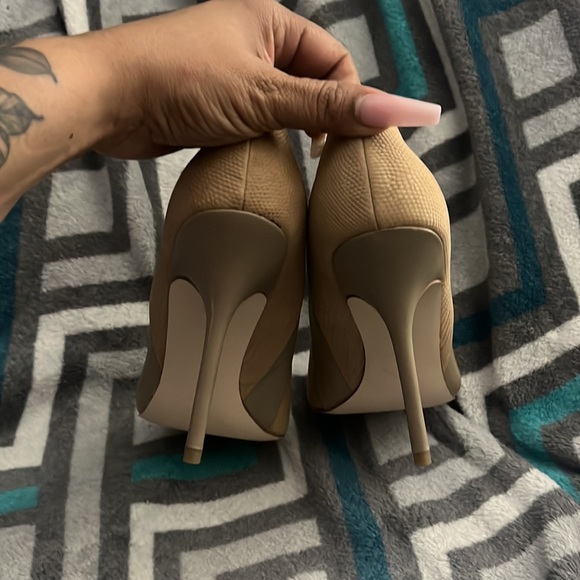 Tan or nude pointed heels - Picture 4 of 9